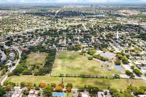 Casa en venta en Miami, Florida, 4 dormitorios, 178.37 m2 № 2067102 - foto 18