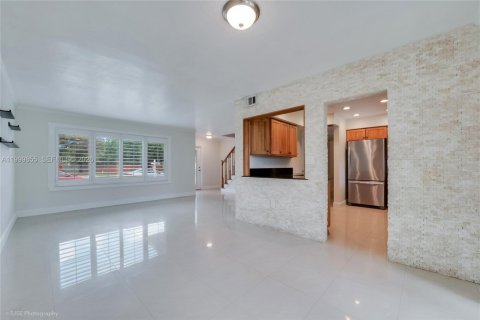 Casa en venta en Miami, Florida, 4 dormitorios, 178.37 m2 № 2067102 - foto 3