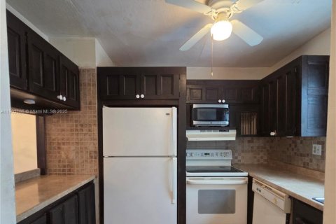 Купить кондоминиум в Маргит, Флорида 1 спальня, 74.32м2, № 1955888 - фото 2