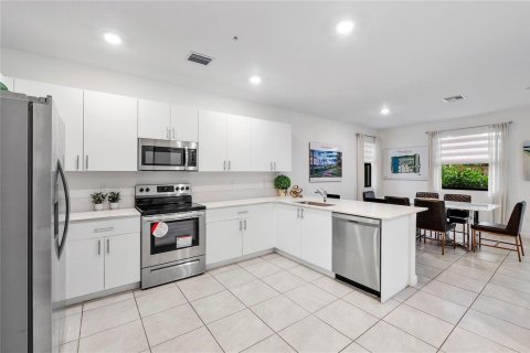 Townhouse in Pembroke Pines, Florida 4 bedrooms, 166.57 sq.m. № 2086121 - photo 11