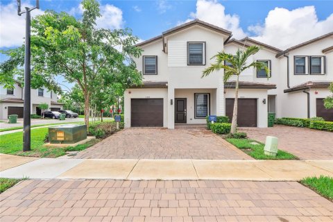 Townhouse in Pembroke Pines, Florida 4 bedrooms, 166.57 sq.m. № 2086121 - photo 2