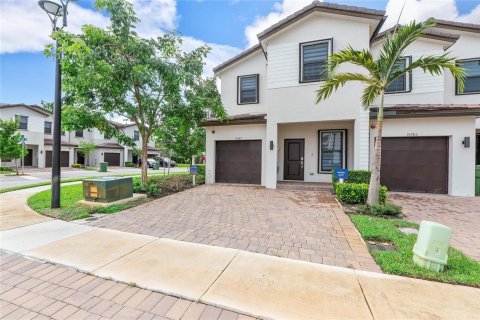 Townhouse in Pembroke Pines, Florida 4 bedrooms, 166.57 sq.m. № 2086121