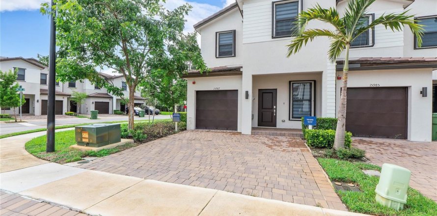 Townhouse in Pembroke Pines, Florida 4 bedrooms, 166.57 sq.m. № 2086121