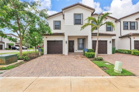Townhouse in Pembroke Pines, Florida 4 bedrooms, 166.57 sq.m. № 2086121 - photo 4