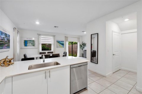 Townhouse in Pembroke Pines, Florida 4 bedrooms, 166.57 sq.m. № 2086121 - photo 12