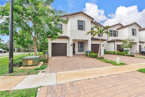 Townhouse in Pembroke Pines, Florida 4 bedrooms, 166.57 sq.m. № 2086121 - photo 3