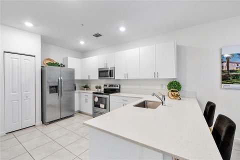 Townhouse in Pembroke Pines, Florida 4 bedrooms, 166.57 sq.m. № 2086121 - photo 10