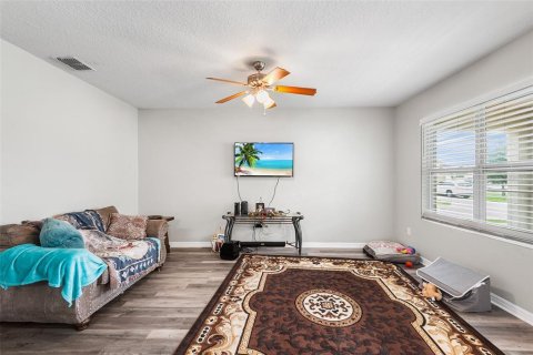 House in Winter Haven, Florida 3 bedrooms, 158.96 sq.m. № 2117616 - photo 9