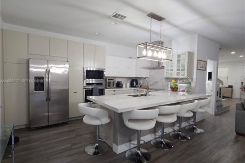 Touwnhouse à louer à Doral, Floride: 4 chambres, 171.87 m2 № 2045243 - photo 11