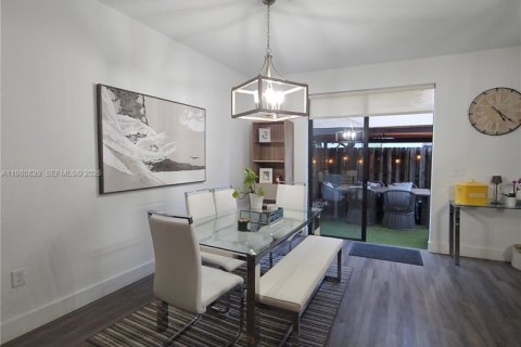 Touwnhouse à louer à Doral, Floride: 4 chambres, 171.87 m2 № 2045243 - photo 12