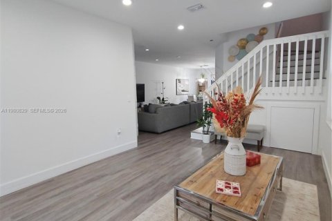 Touwnhouse à louer à Doral, Floride: 4 chambres, 171.87 m2 № 2045243 - photo 3