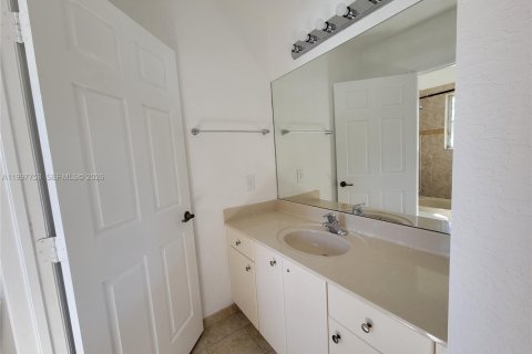 Townhouse in Miramar, Florida 3 bedrooms, 139.63 sq.m. № 2266186 - photo 9