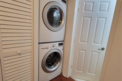 Townhouse in Miramar, Florida 3 bedrooms, 139.63 sq.m. № 2266186 - photo 11