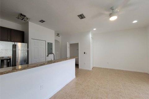 Townhouse in Miramar, Florida 3 bedrooms, 139.63 sq.m. № 2266186 - photo 3