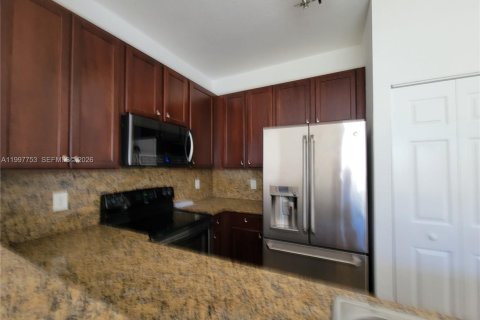 Townhouse in Miramar, Florida 3 bedrooms, 139.63 sq.m. № 2266186 - photo 5