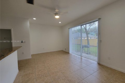 Townhouse in Miramar, Florida 3 bedrooms, 139.63 sq.m. № 2266186 - photo 4