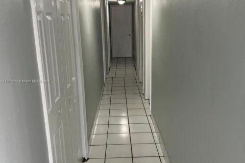 Villa ou maison à louer à Hialeah, Floride: 3 chambres, 260.5 m2 № 1957321 - photo 20