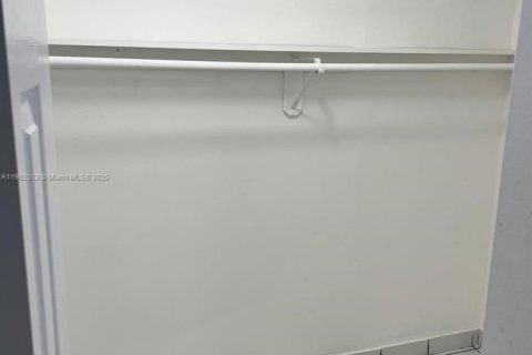 Villa ou maison à louer à Hialeah, Floride: 3 chambres, 260.5 m2 № 1957321 - photo 26