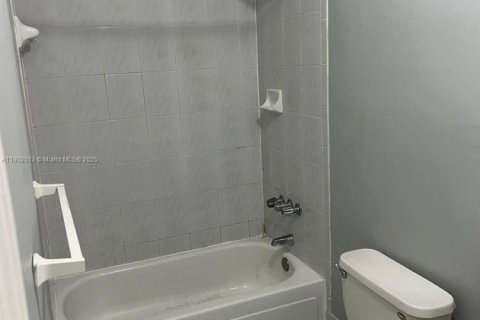 Villa ou maison à louer à Hialeah, Floride: 3 chambres, 260.5 m2 № 1957321 - photo 7