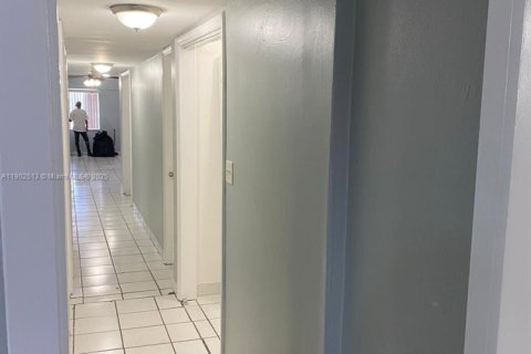 Villa ou maison à louer à Hialeah, Floride: 3 chambres, 260.5 m2 № 1957321 - photo 10