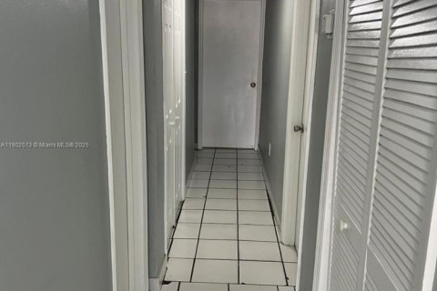 Villa ou maison à louer à Hialeah, Floride: 3 chambres, 260.5 m2 № 1957321 - photo 23