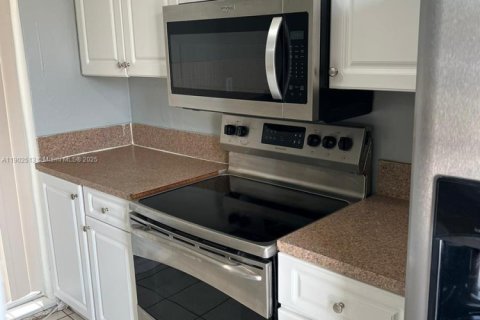 Villa ou maison à louer à Hialeah, Floride: 3 chambres, 260.5 m2 № 1957321 - photo 1