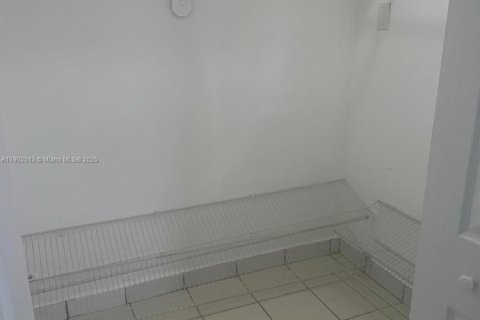 Villa ou maison à louer à Hialeah, Floride: 3 chambres, 260.5 m2 № 1957321 - photo 15