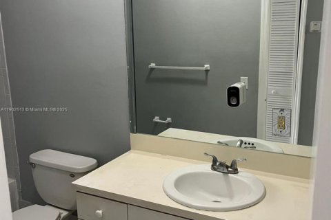 Villa ou maison à louer à Hialeah, Floride: 3 chambres, 260.5 m2 № 1957321 - photo 8