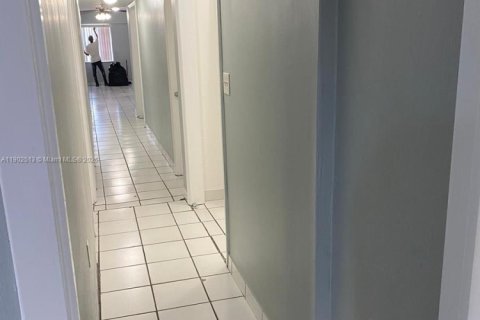 Villa ou maison à louer à Hialeah, Floride: 3 chambres, 260.5 m2 № 1957321 - photo 12