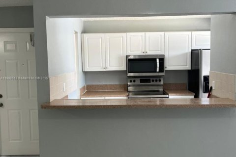 Villa ou maison à louer à Hialeah, Floride: 3 chambres, 260.5 m2 № 1957321 - photo 3