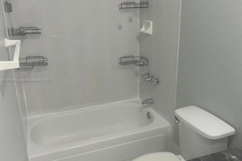 Villa ou maison à louer à Hialeah, Floride: 3 chambres, 260.5 m2 № 1957321 - photo 5