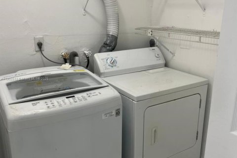 Villa ou maison à louer à Hialeah, Floride: 3 chambres, 260.5 m2 № 1957321 - photo 9