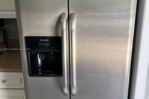 Villa ou maison à louer à Hialeah, Floride: 3 chambres, 260.5 m2 № 1957321 - photo 2