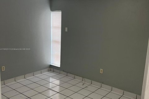 Villa ou maison à louer à Hialeah, Floride: 3 chambres, 260.5 m2 № 1957321 - photo 25