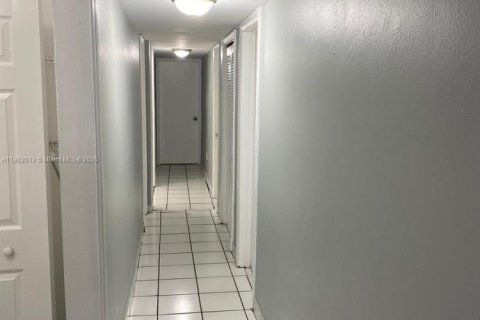 Villa ou maison à louer à Hialeah, Floride: 3 chambres, 260.5 m2 № 1957321 - photo 13