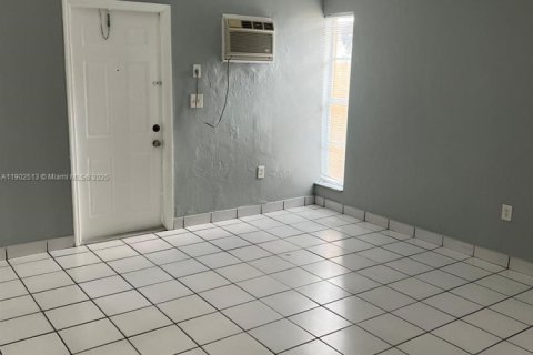 Villa ou maison à louer à Hialeah, Floride: 3 chambres, 260.5 m2 № 1957321 - photo 14