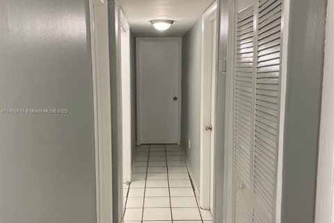 Villa ou maison à louer à Hialeah, Floride: 3 chambres, 260.5 m2 № 1957321 - photo 11