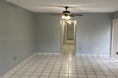 Villa ou maison à louer à Hialeah, Floride: 3 chambres, 260.5 m2 № 1957321 - photo 16