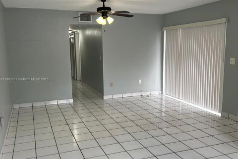 Villa ou maison à louer à Hialeah, Floride: 3 chambres, 260.5 m2 № 1957321 - photo 19