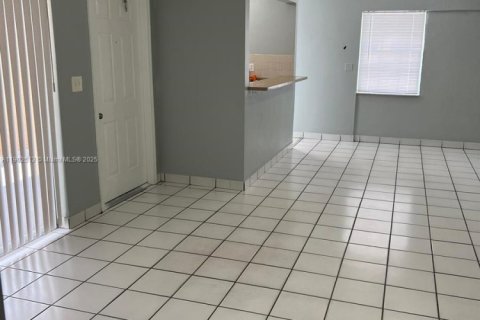 Villa ou maison à louer à Hialeah, Floride: 3 chambres, 260.5 m2 № 1957321 - photo 17