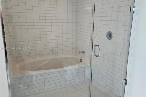 Купить кондоминиум в Майами, Флорида 2 спальни, 122.17м2, № 2088765 - фото 11