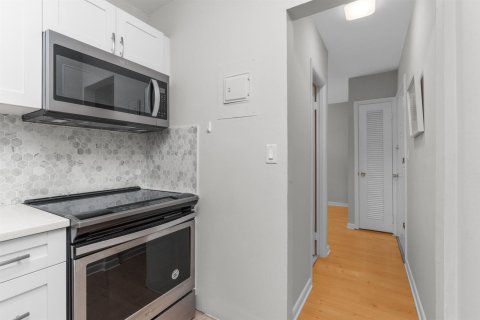 Condo in Fort Lauderdale, Florida, 1 bedroom № 2402468 - photo 13