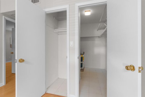 Condo in Fort Lauderdale, Florida, 1 bedroom № 2402468 - photo 24