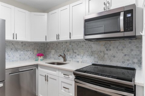 Condo in Fort Lauderdale, Florida, 1 bedroom № 2402468 - photo 12