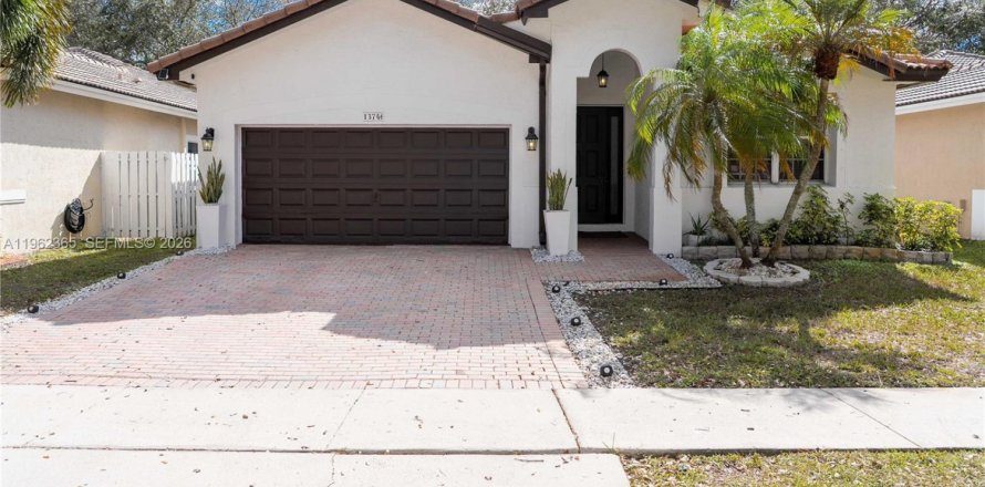 Villa ou maison à Miramar, Floride 4 chambres, 174.47 m2 № 2080928