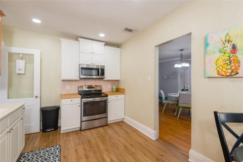 House in Tampa, Florida 3 bedrooms, 138.24 sq.m. № 1791543 - photo 15