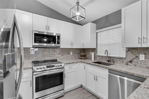 Townhouse in Pembroke Pines, Florida 2 bedrooms, 104.14 sq.m. № 1995620 - photo 8