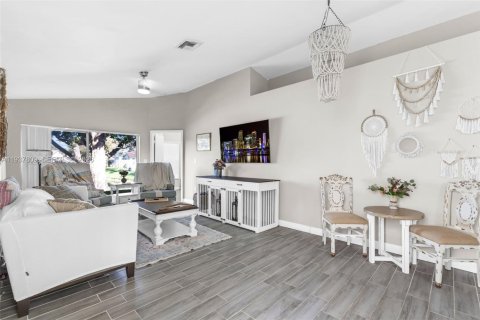 Townhouse in Pembroke Pines, Florida 2 bedrooms, 104.14 sq.m. № 1995620 - photo 2