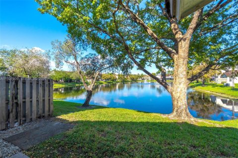 Townhouse in Pembroke Pines, Florida 2 bedrooms, 104.14 sq.m. № 1995620 - photo 22