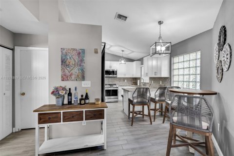 Townhouse in Pembroke Pines, Florida 2 bedrooms, 104.14 sq.m. № 1995620 - photo 7